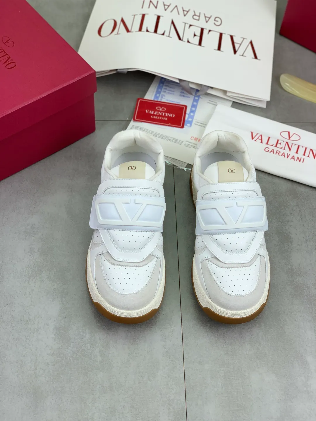 Men's men's shoes 💰P680 New Valentino 𝑶𝒏𝒆𝑺𝒕𝒖𝒅 Couple's sports shoes series Valentino 2025 new couple's sports shoes are on sale. The original ZP purchase and dismantling. Repeated pattern making and modification. 1:1 restoration! Top luxury masterpiece Velcro design Soft and comfortable imported calfskin brings excellent elegant texture and excellent on-foot comfort Top purchasing version upper: imported calfskin surface/original oil edge craftsmanship Lining: water-dyed sheepskin lining Outsole: original development 𝐓𝐏𝐔 two-color combination outsole Packaging: original configuration complete package Code number: 35-46
